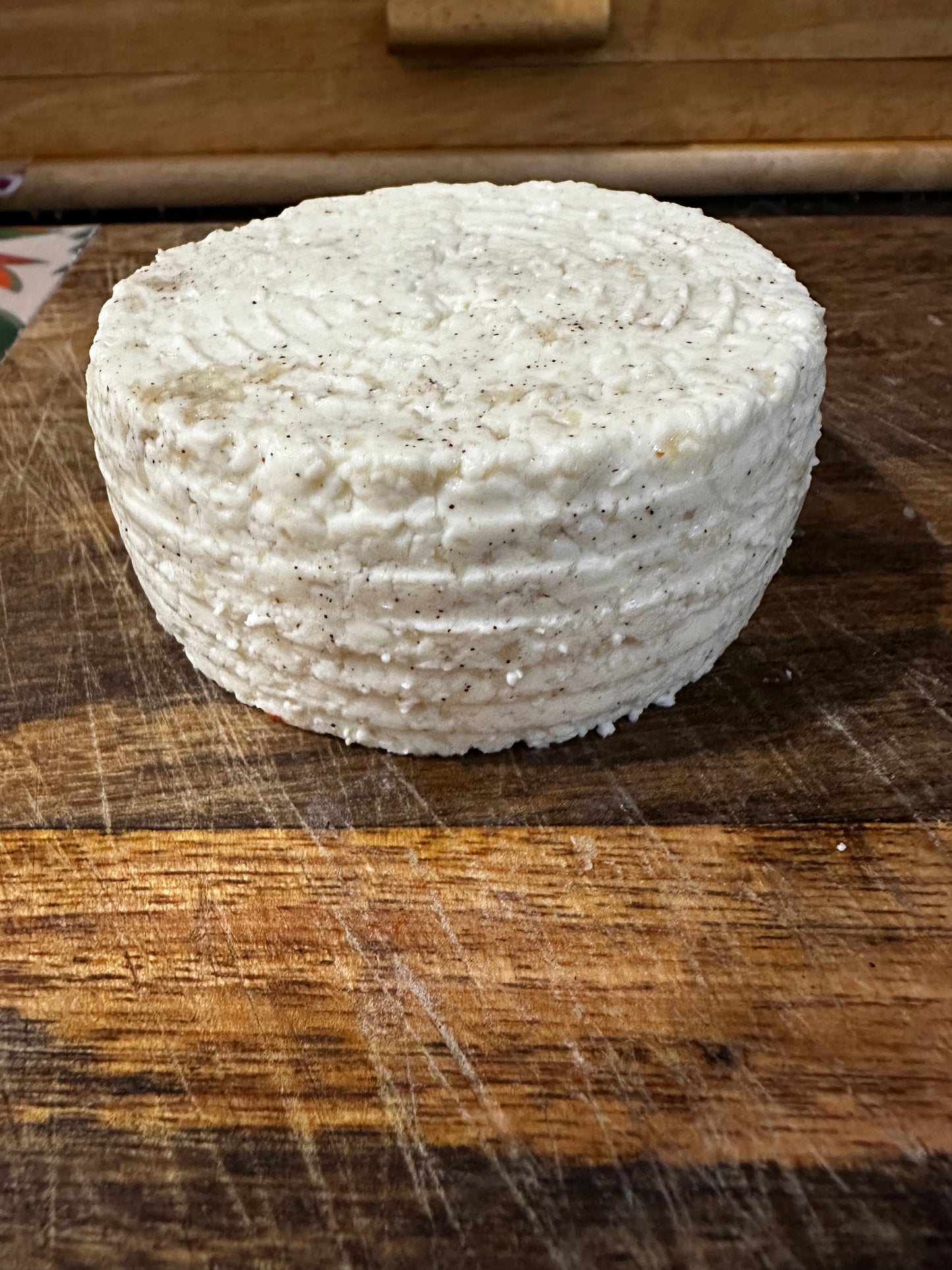 Rennet cheese with garlic and pepper