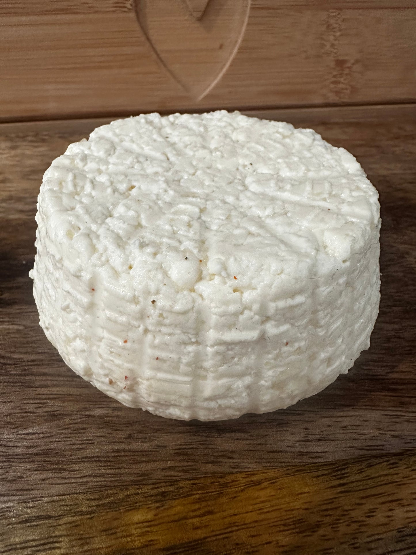 Rennet cheese with garlic